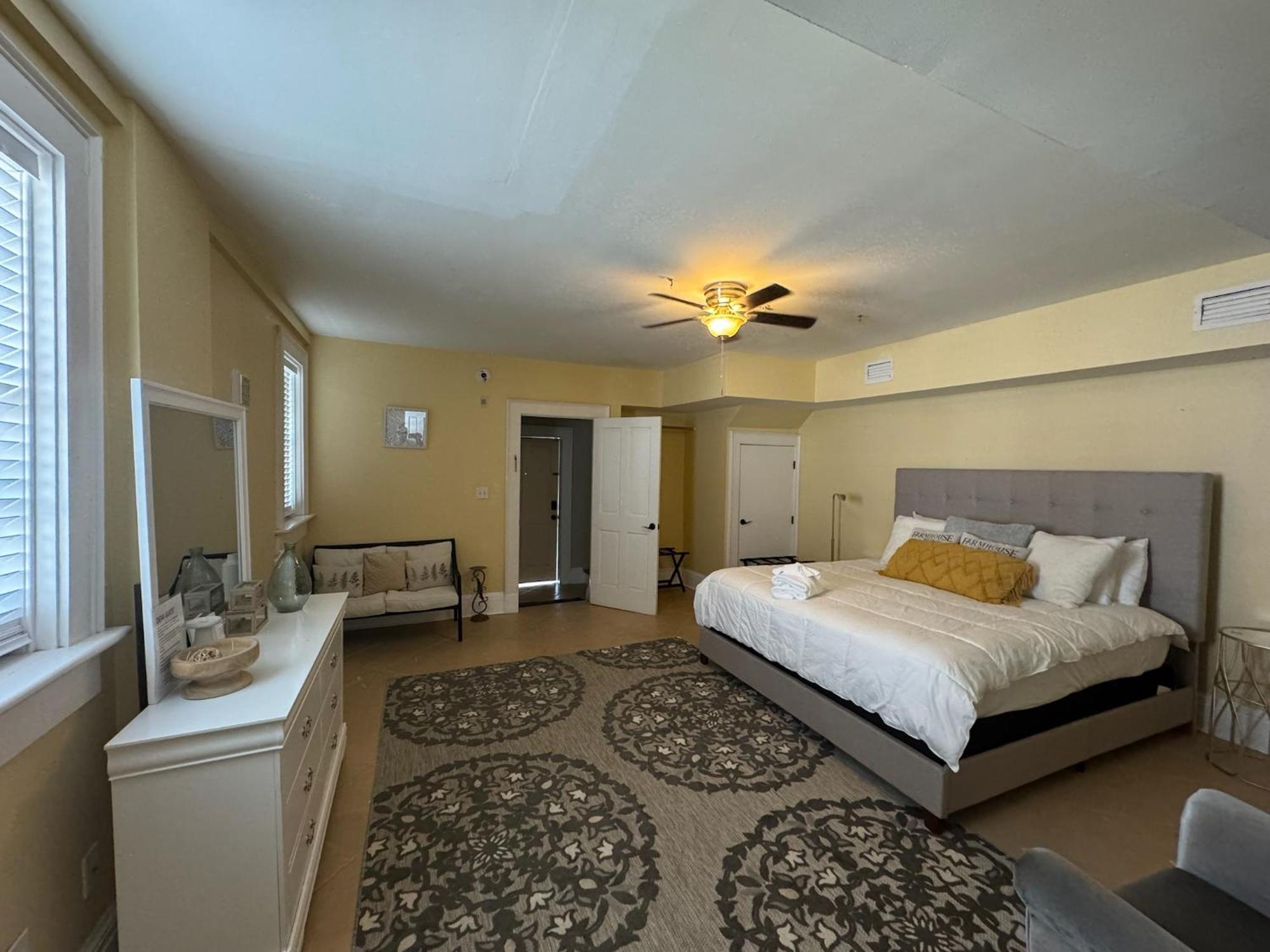 Comfy Carriage House Steps From The River Savannah Luaran gambar