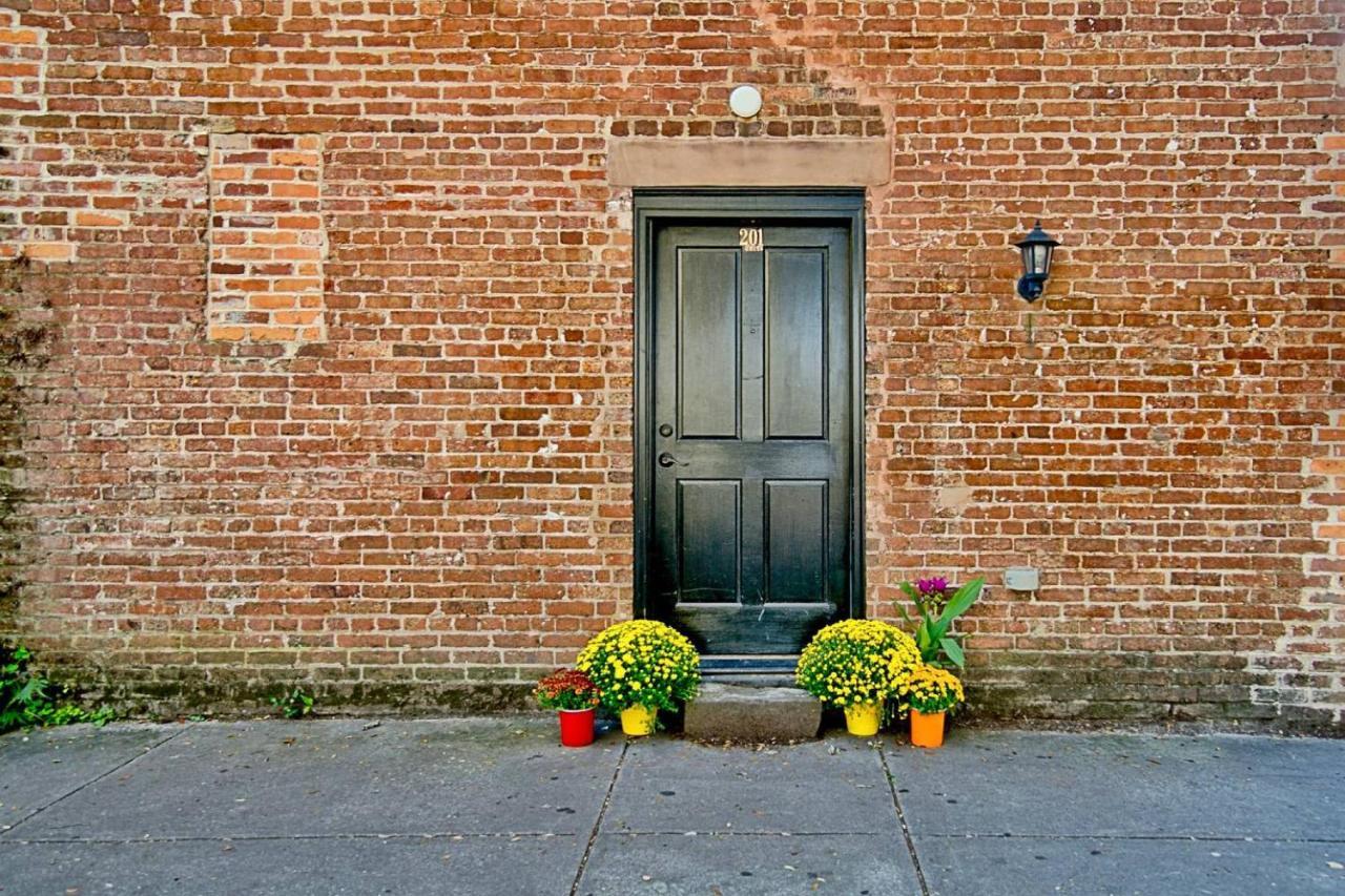 Comfy Carriage House Steps From The River Savannah Luaran gambar