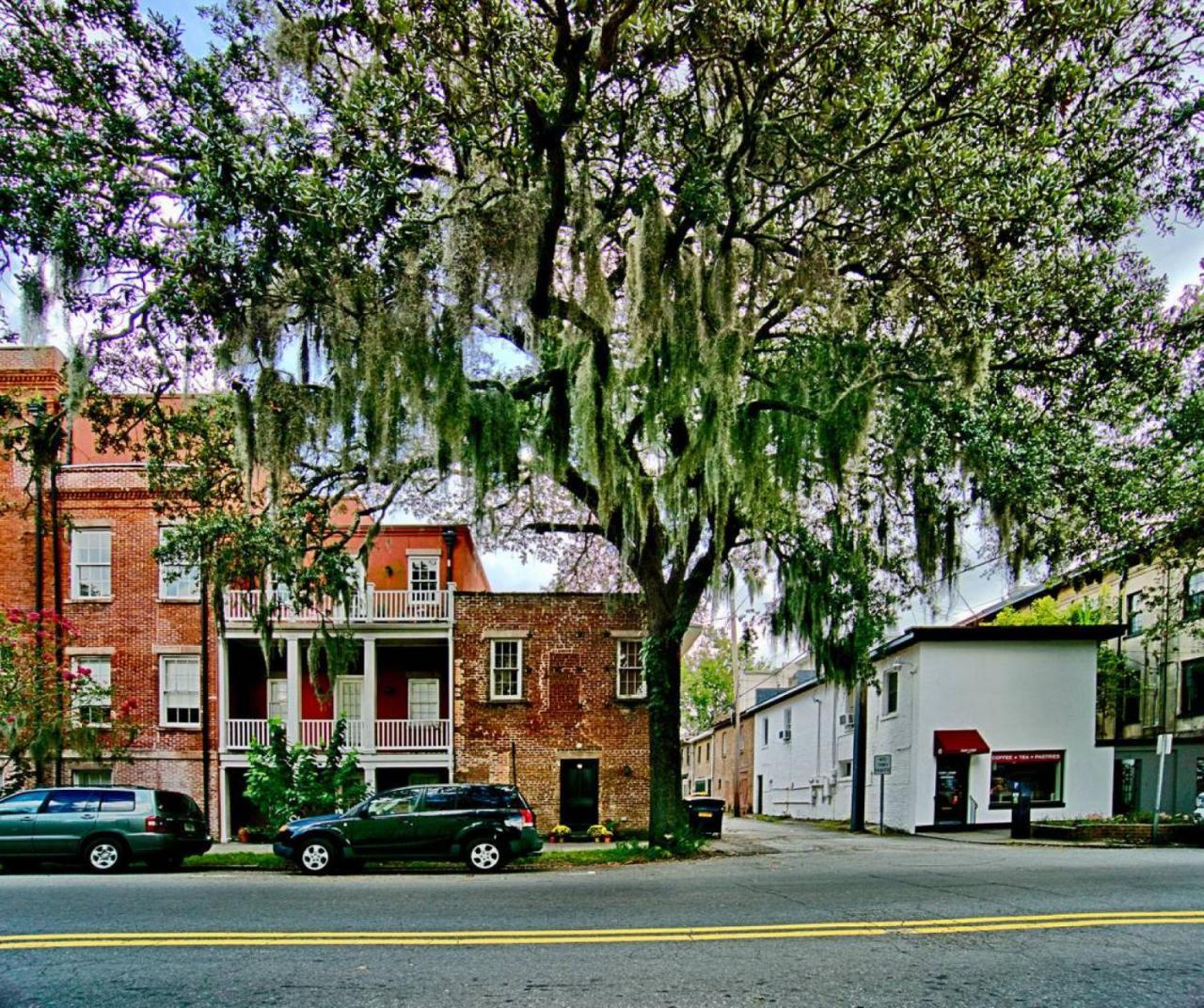 Comfy Carriage House Steps From The River Savannah Luaran gambar