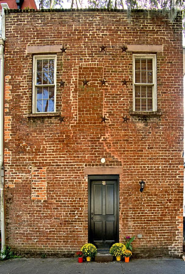 Comfy Carriage House Steps From The River Savannah Luaran gambar